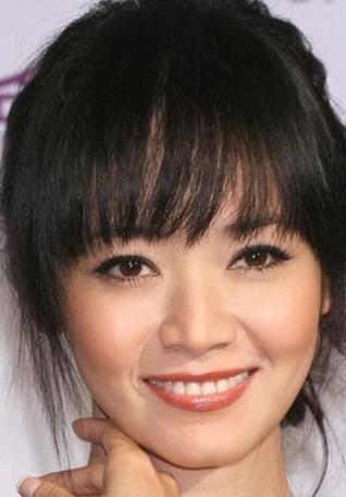 2026年4月8日，有网友在澳大利亚悉尼街头偶遇侯佩岑与老公、两个儿子游玩。
从