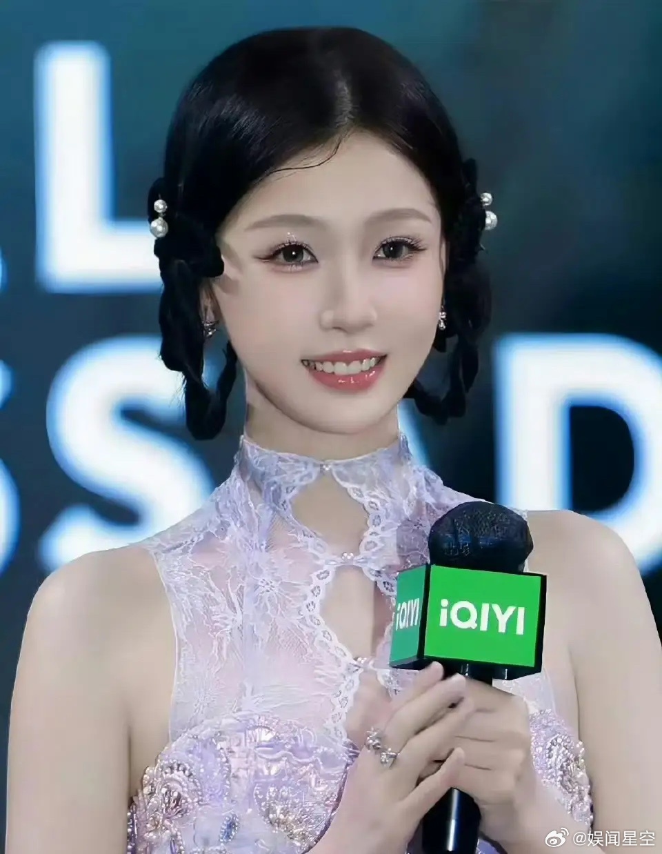 虞书欣工作室审美，差距怎么这么大前几天美出圈的黑长直，可能是发型遮住了脸颊，被吐