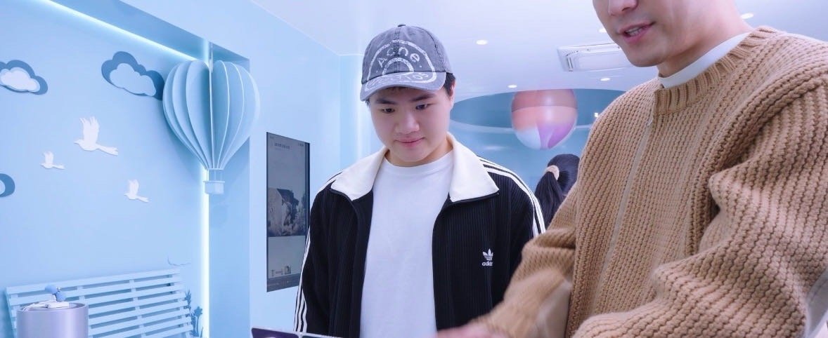 一睁眼梁伟铿出现在眼前 今天早晨绝对是我近期最值得纪念的一刻！就在街边，梁伟铿从