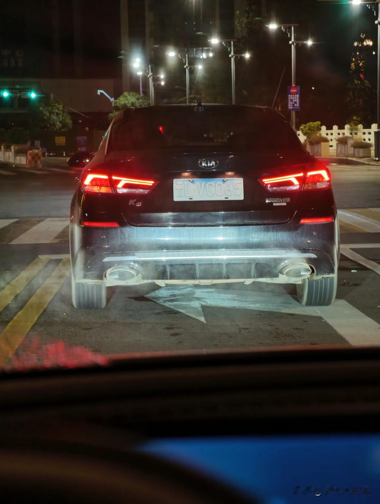 现在的车牌是不是质量太差了？已经见到不少被太阳晒掉色的……[大笑]