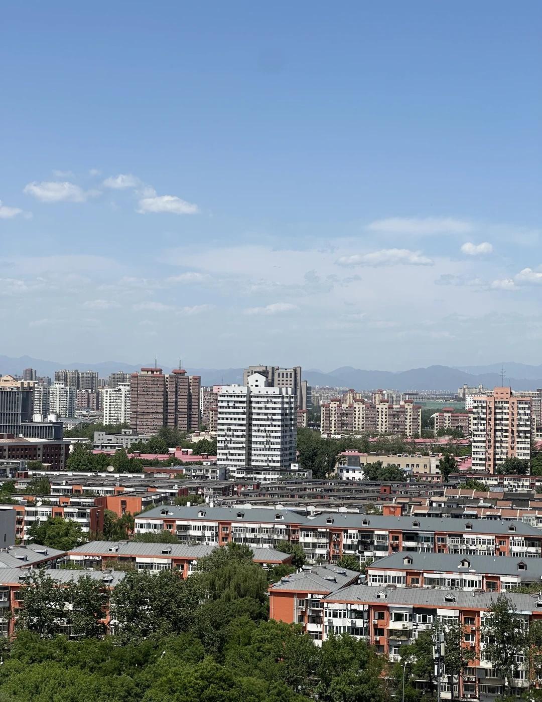2026.05.10北京空气
今天还不错，比昨天预想的强
远山模糊可见，天蓝
国