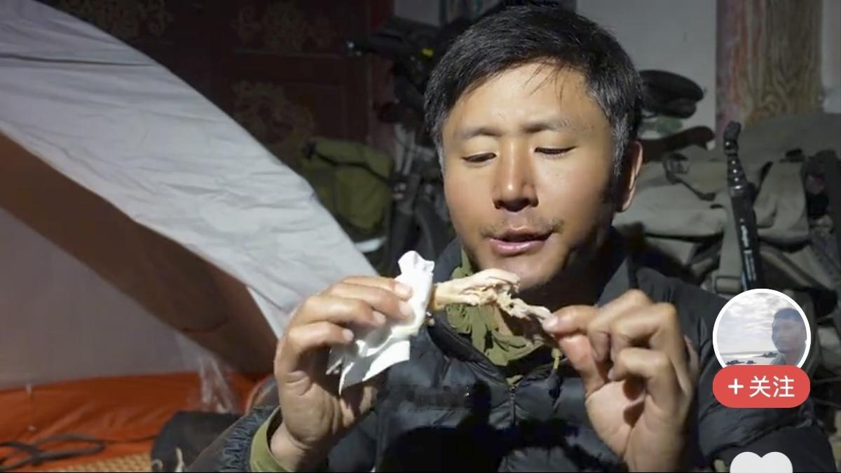 刘伟元骑行青海，一天之内经历了29度高温的暴晒，又淋了一个多小时的雨，到晚上无处