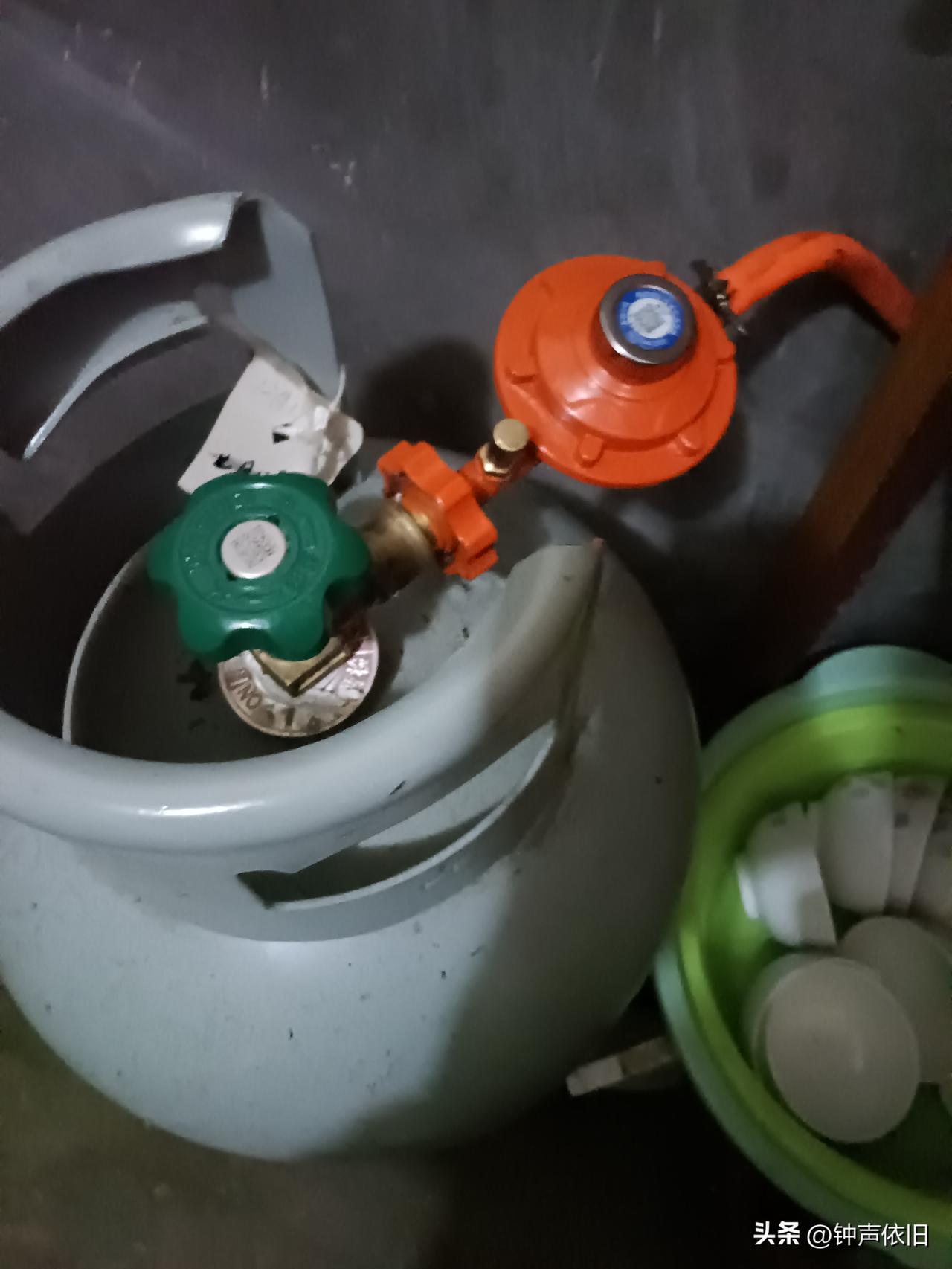 高科技制造业的时代，厂家制造气罐要有点科技含量，把气瓶没置成能显示气体含量的状态