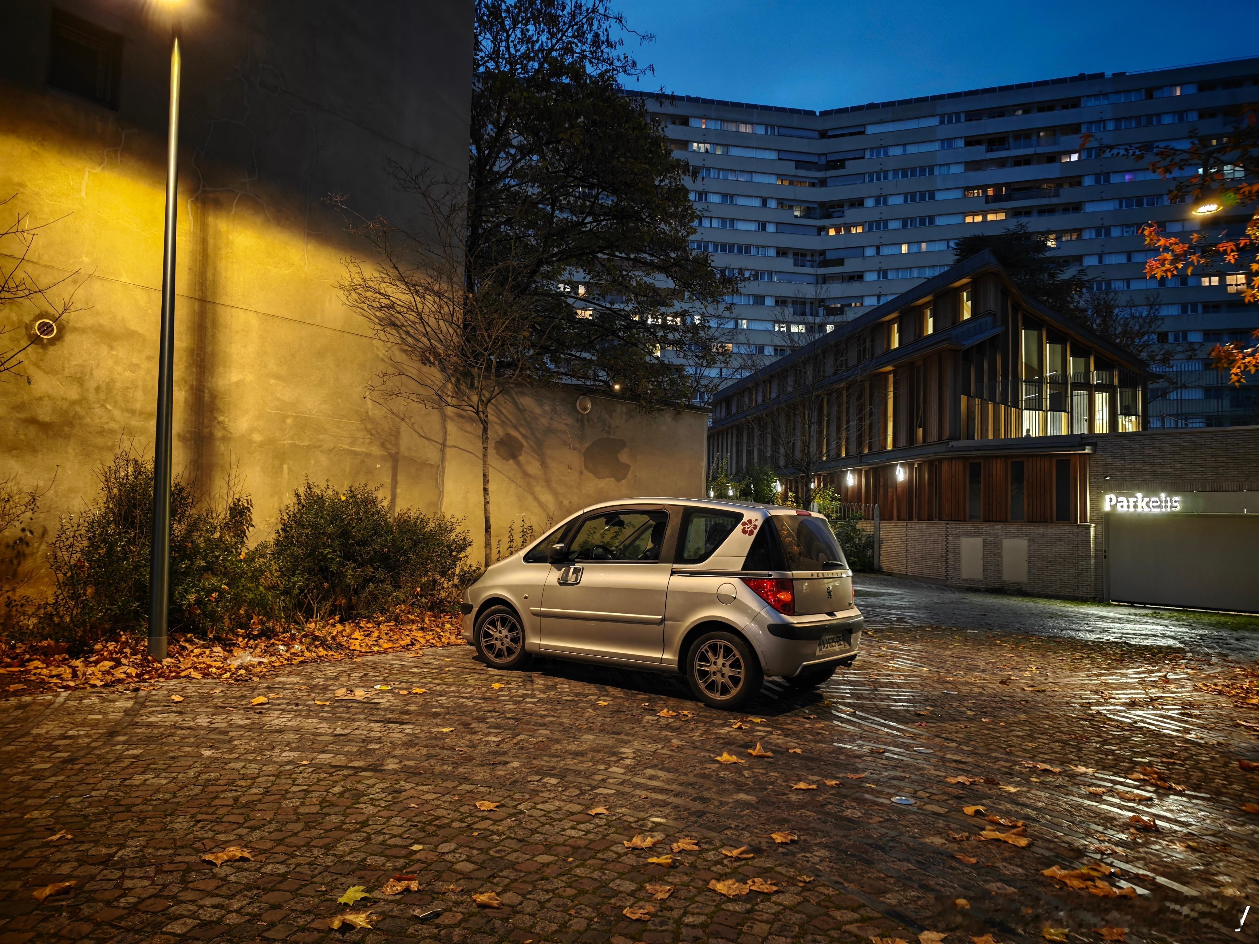 在那个全球化没那么激烈的时代，很多汽车真的都是为本土市场去设计。这种两门MPV只