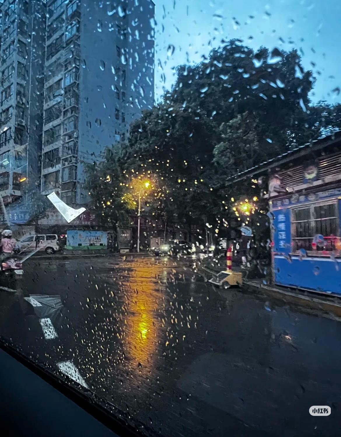 雨下整夜，泪如雨泻 ​​​