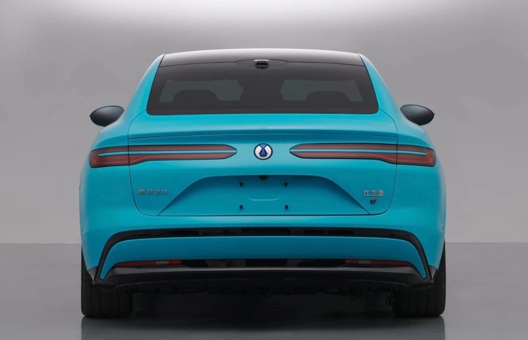 绚蓝的腾势Z9。和腾势Z9GT一样，将推出不带易三方的后驱版本纯电车型，当然会是
