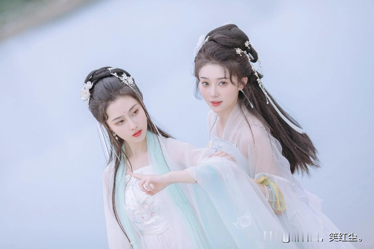 汉服佳人｜湖畔双姝汉服比翼，轻纱大袖仗剑起舞湖边汉服美人 双姝古风