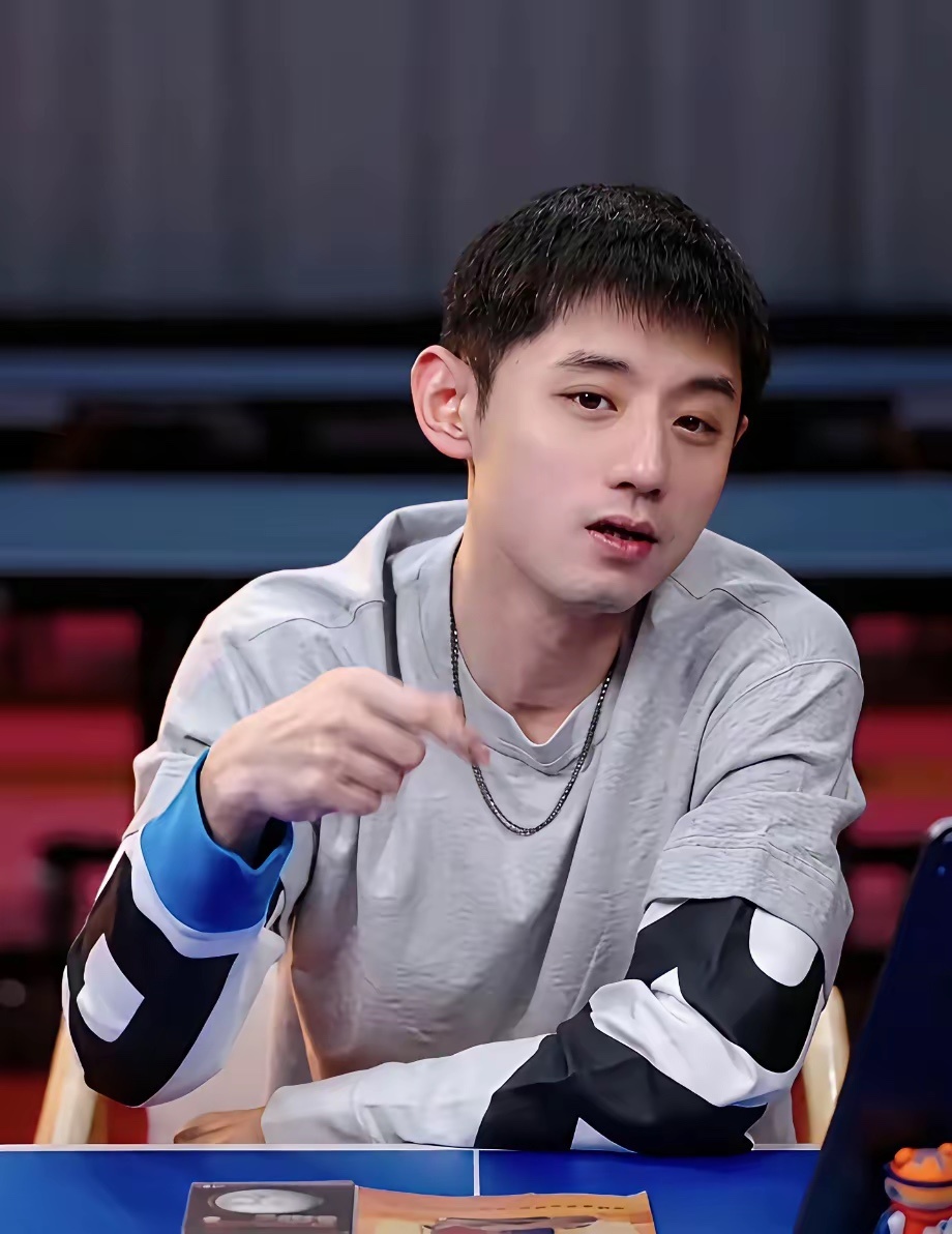 我觉得最适合孙颖莎的教练不是邱贻可也不是张怡宁而是张继科首先张继科现在自己开球馆