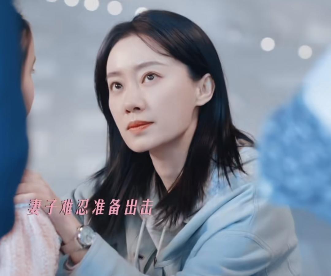 婆婆电话里打着说三缺一，结果一转眼身旁的小孙女就不见了，事后指责儿媳妇不应该让自