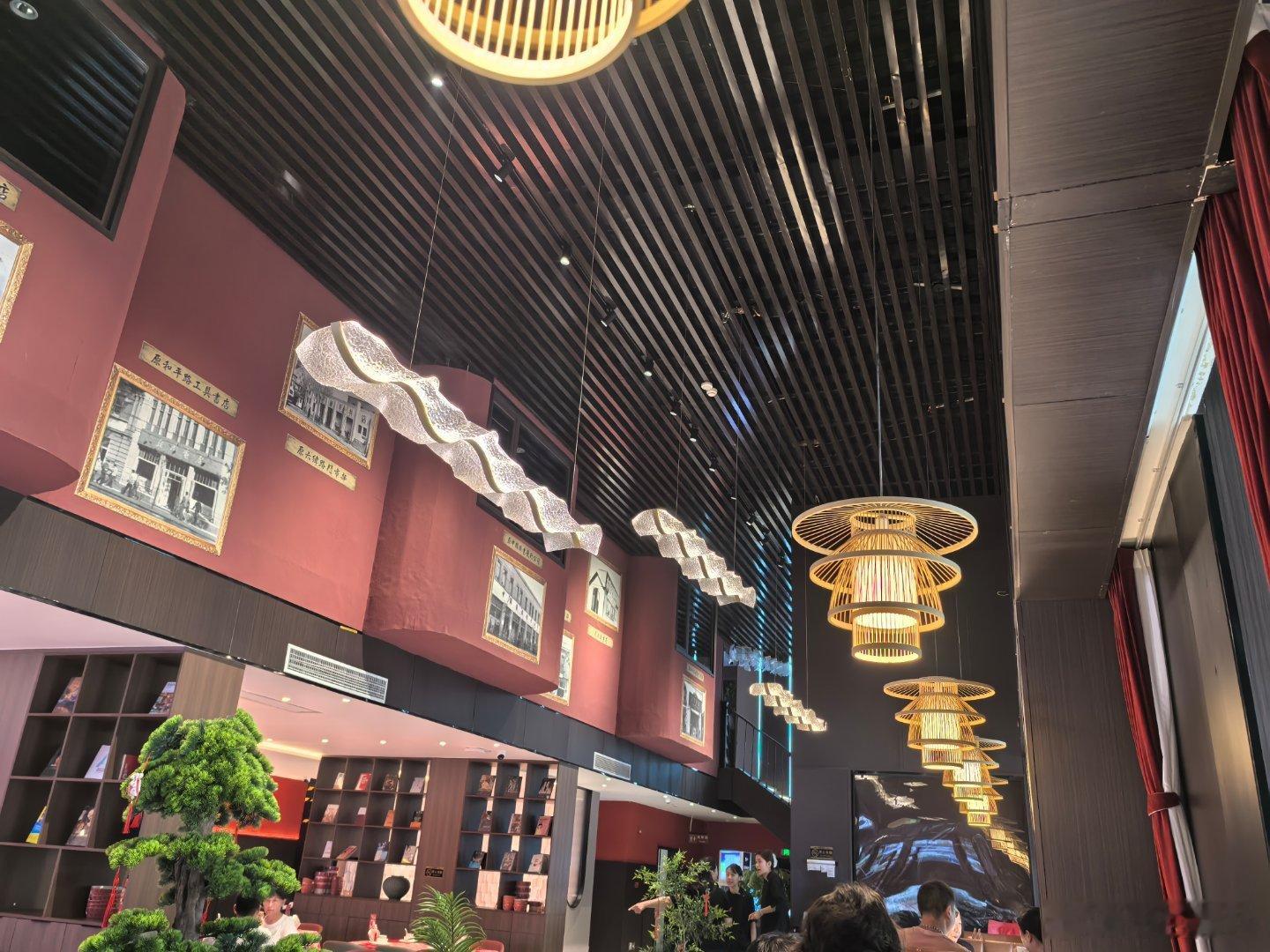 新华饭店，点了半份烤鸭才88，天津菜真是量大管饱，食材好，服务员态度也好，非常亲