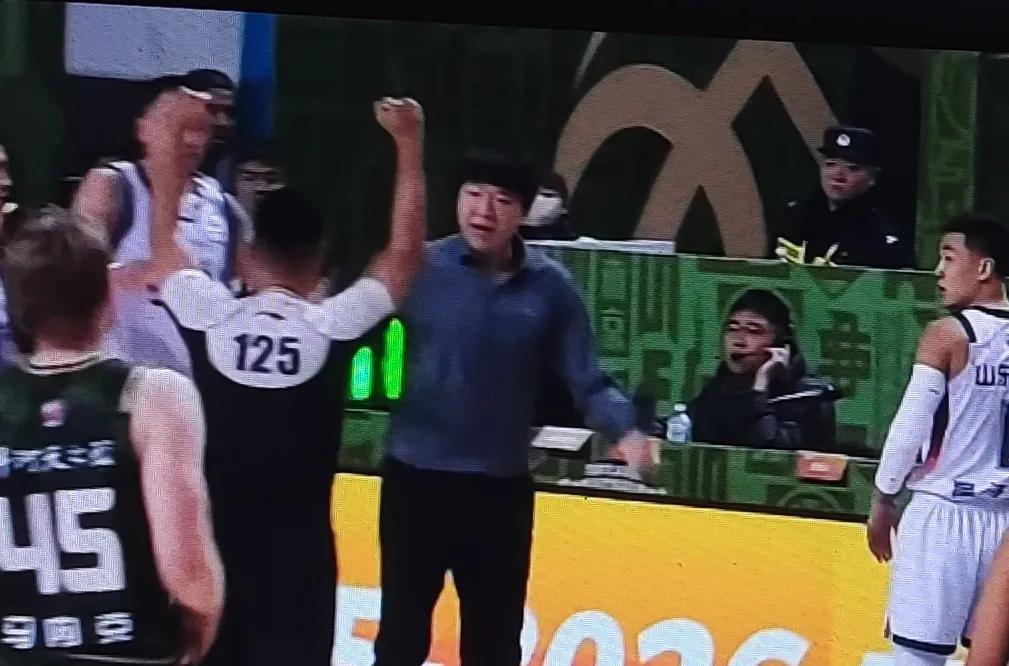 邱彪现在开始向名帅靠拢了，教练要想成为名帅，首先得具有气势，强大的气场，霸气，能