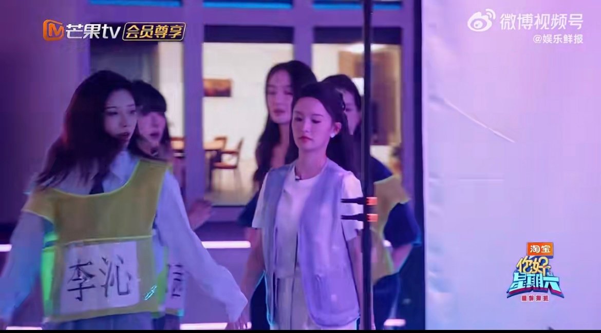 陈哲远看李沁跳舞一脸姨母笑 谁懂啊！hi6 彩排时李沁跟着节奏舞动，裙摆轻扬超灵