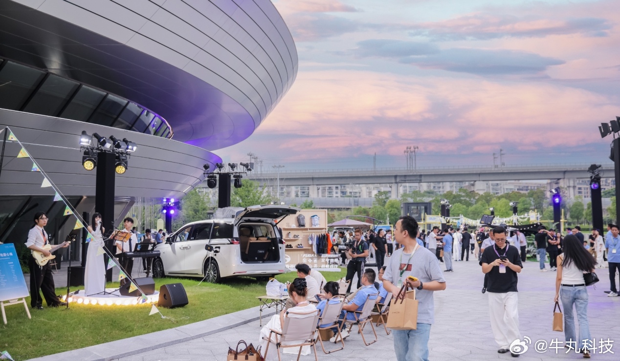 广汽传祺今天在杭州举办了首届用户大会暨MPV之夜，现场人气十足，全国各地的车主、