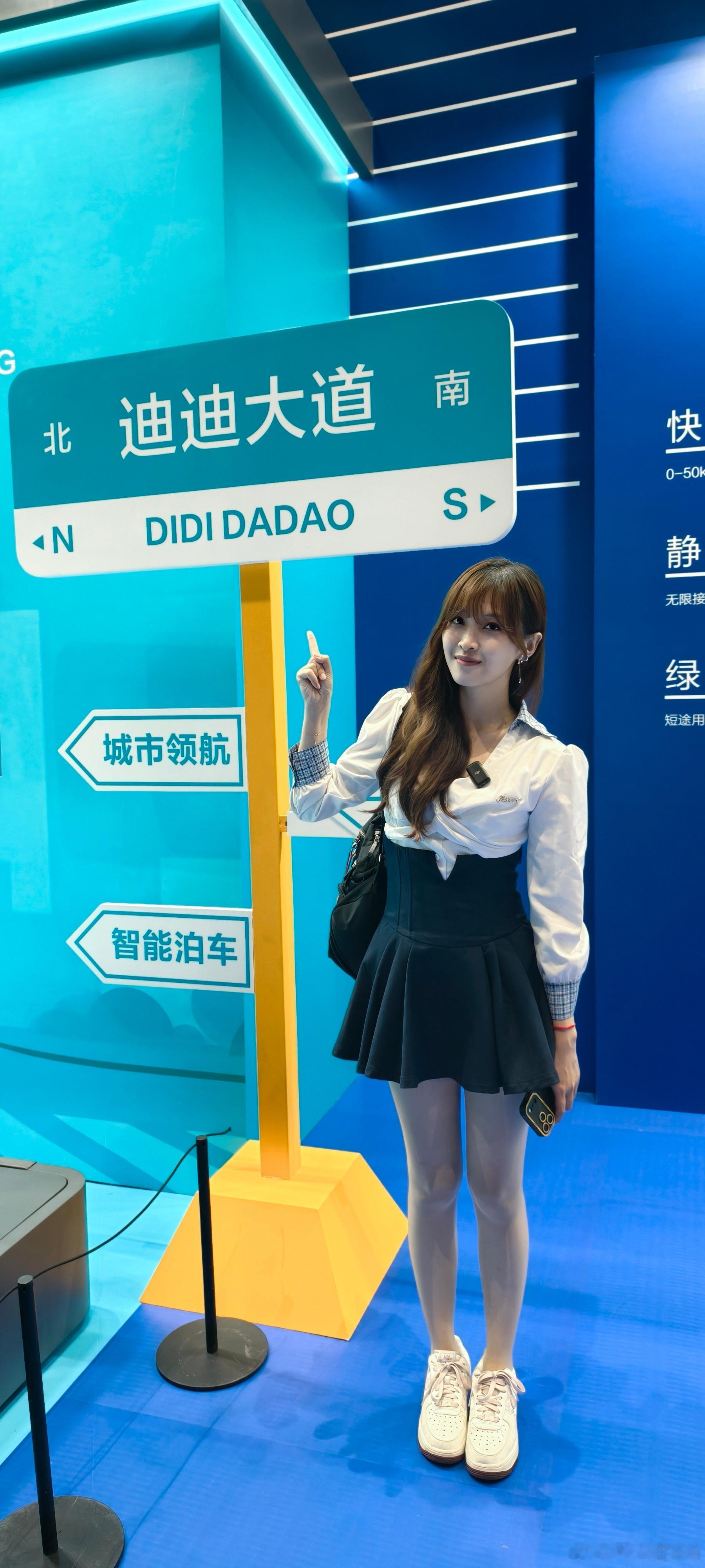 成都车展比亚迪包下整个9号专馆，五大品牌齐聚！领先技术赋能旗舰产品。方程豹带来钛