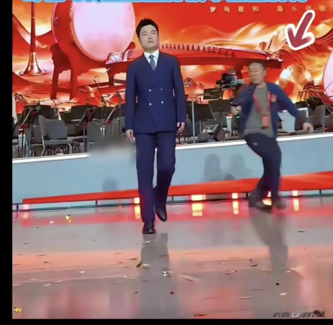 难怪，与辉同行办一个晚会如此轻而易举，毕竟身边都是人才，除了借调一些演员，增加节