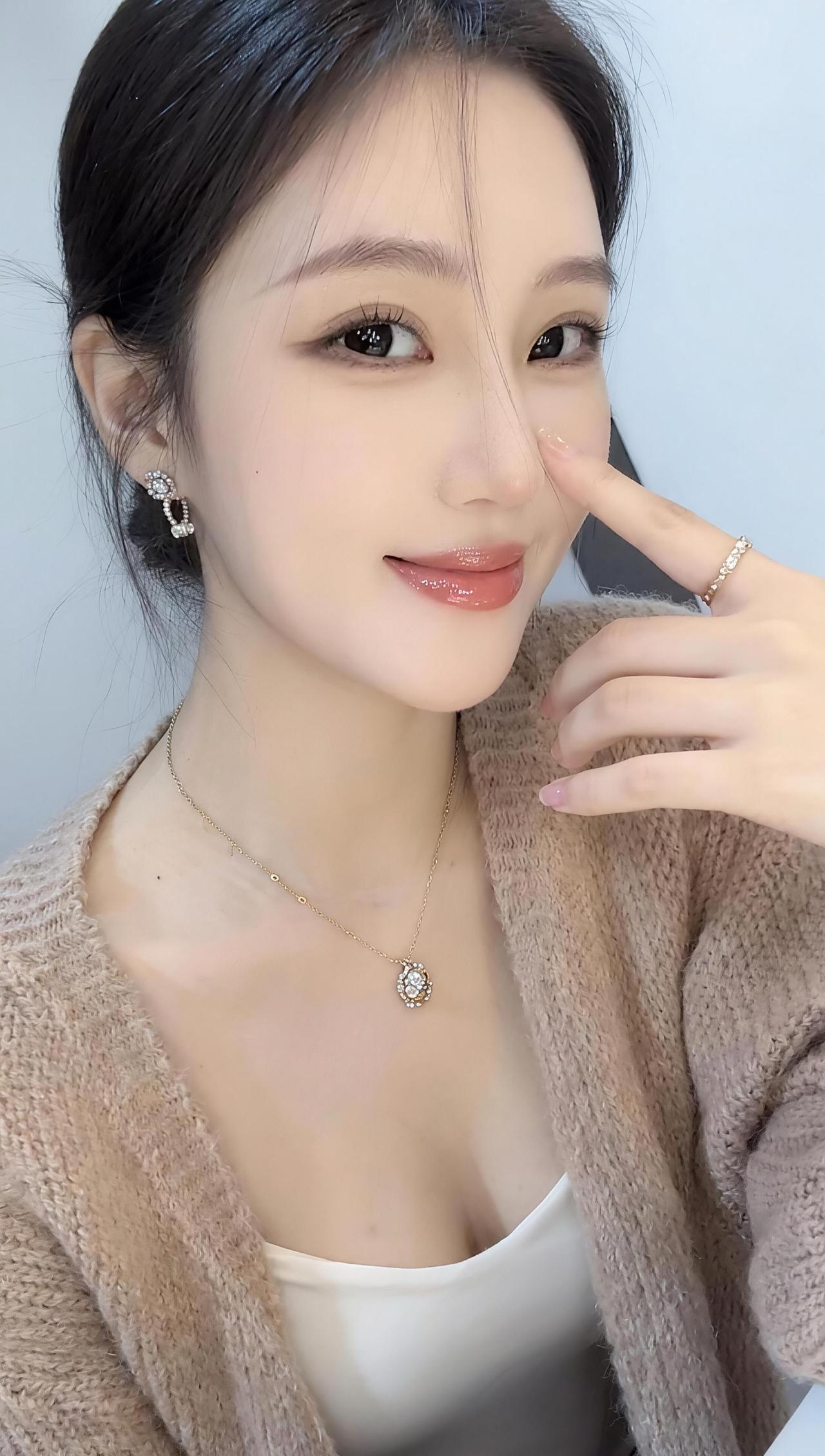 不要做廉价的自己，不要随意去付出，不要一厢情愿去迎合别人。圈子不同，不必强融！今