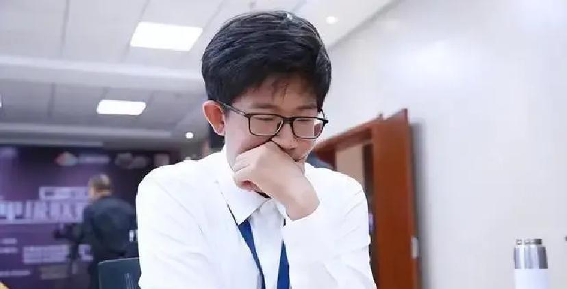 别以为象棋是安静的游戏。
最后一轮，棋手听见的是自己的心跳。
A组焦点战，孟辰执