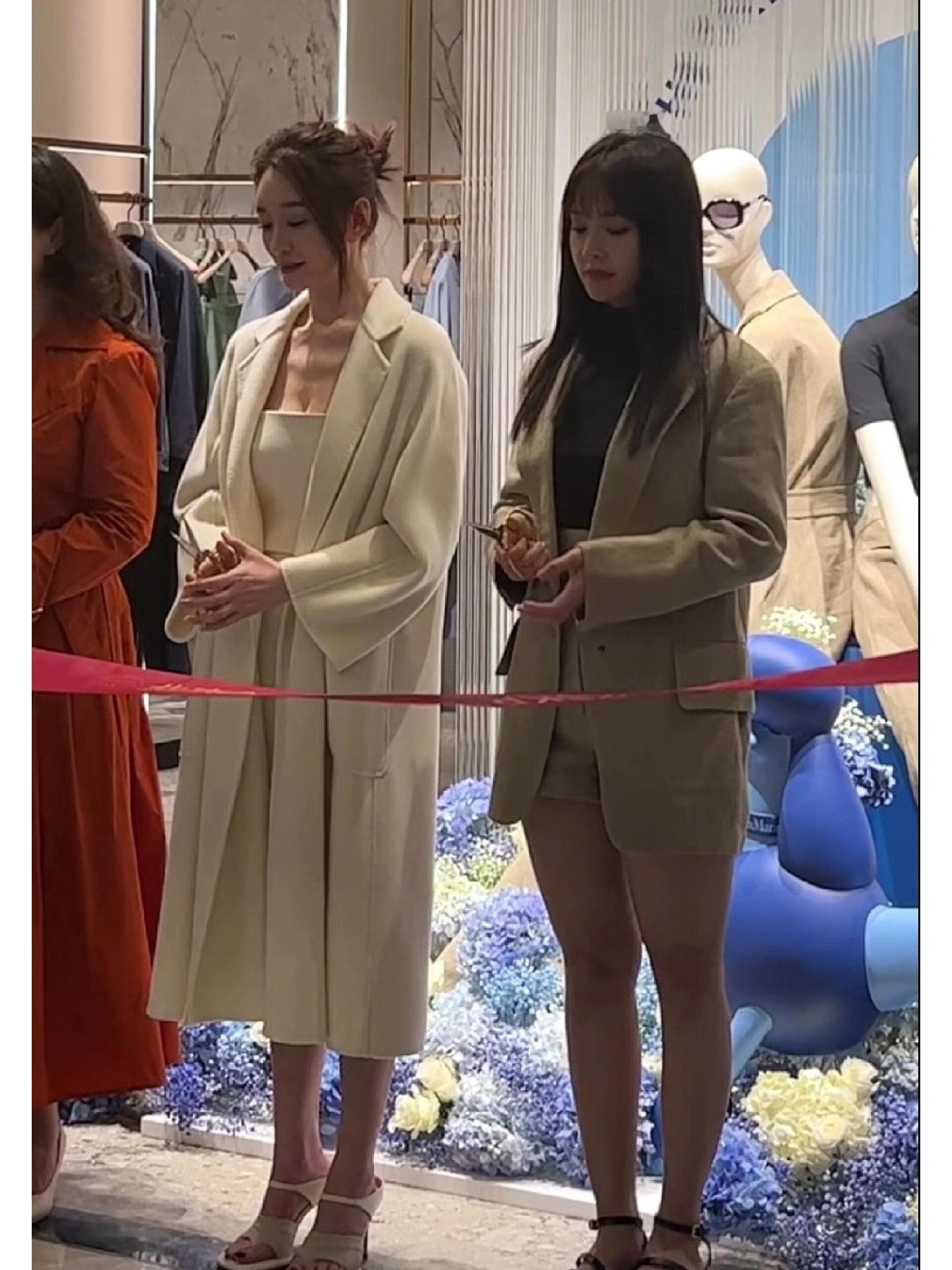 圈里女明星应该都不太愿意和李小冉站一起吧仪态舒展 皮肤又白 腿又细 头还小 