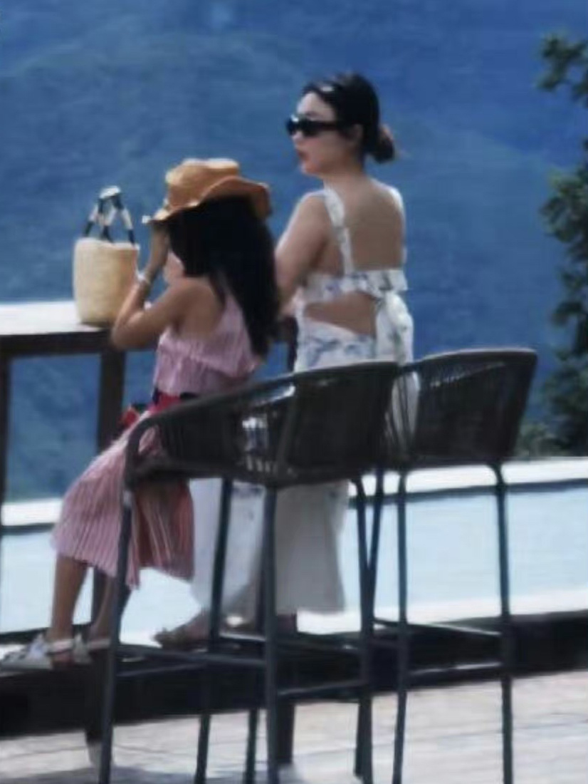 #偶遇霍思燕带女儿喝下午茶#有网友偶遇霍思燕，带女儿喝下午茶。穿着时尚又舒适。画