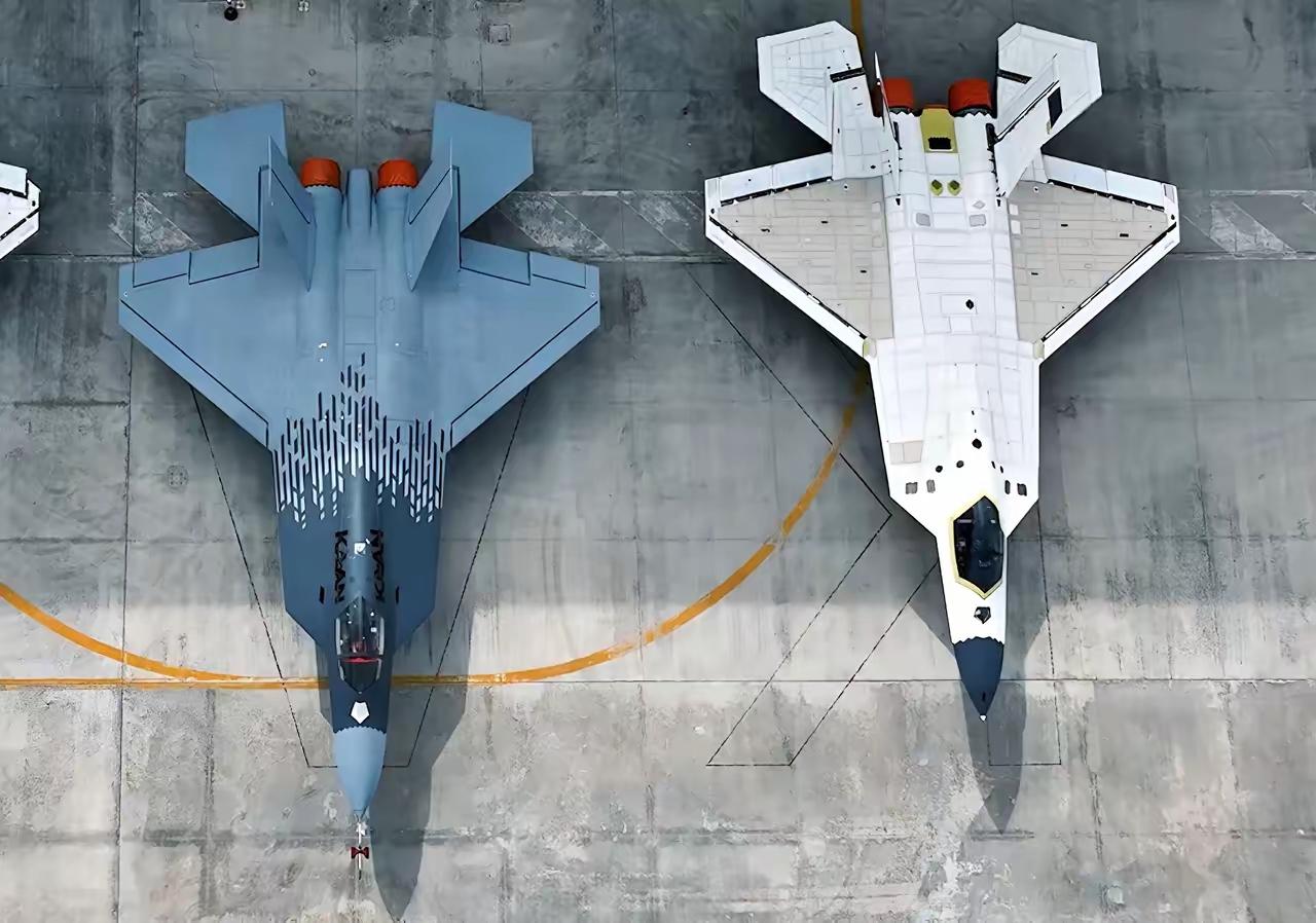 土鸡国还是比韩国靠谱，可汗战斗机是双发重型机，一次到位搞了内置弹仓。韩国的是双发