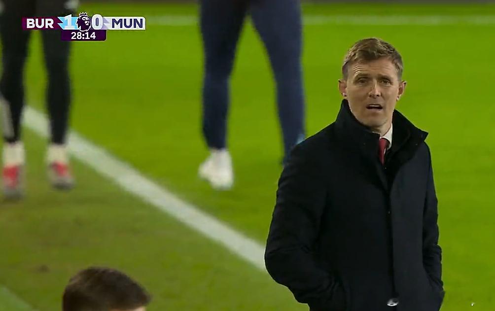 利马禁区内乱战破门，但裁判认定利马对沃克犯规在先，进球取消。。。ManUtdsp