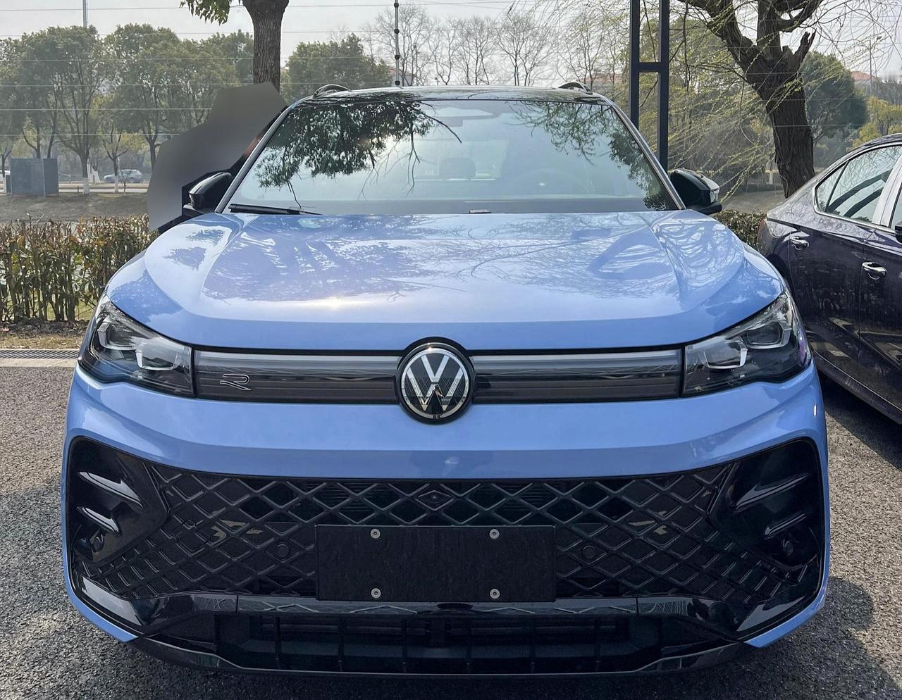 四块屏+双前脸？大众新一代途观L Pro谍照。
除了中控台的液晶仪表+中控屏+副