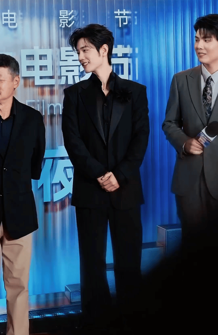 战每次活动表情都蛮好的喜欢笑容很多的艺人 