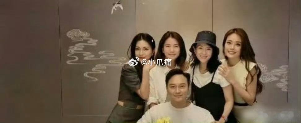 包文婧教的好啊，看包贝尔跟女人拍合照的自觉性 ​ ​​​