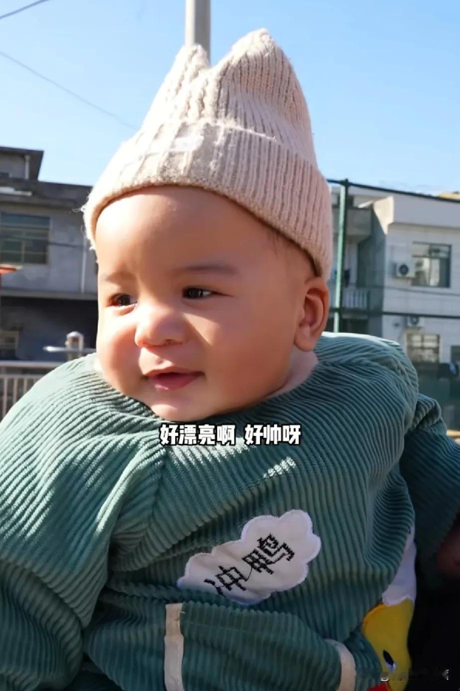 凯凯又出来营业了[大笑]！

网友说拉乌公婆每期视频都要打个广告，给凯凯赚奶粉钱