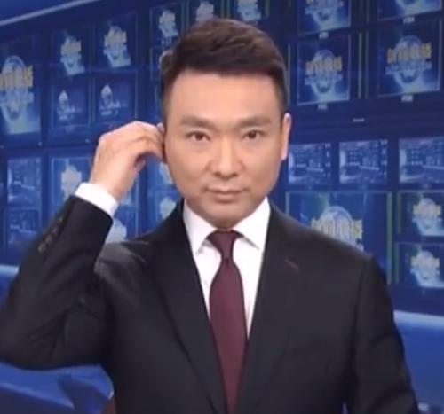 2020年，康辉在《新闻联播》直播时，突然用了2秒钟去调整耳机，没曾想，就是这个
