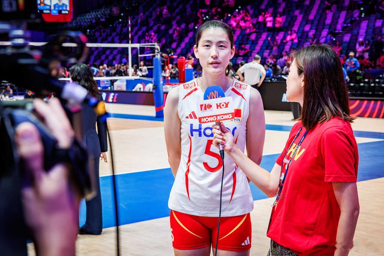 国际排坛动态中国女排VNL第三周最后一个比赛日完全战果 塞尔维亚女排3-0（25