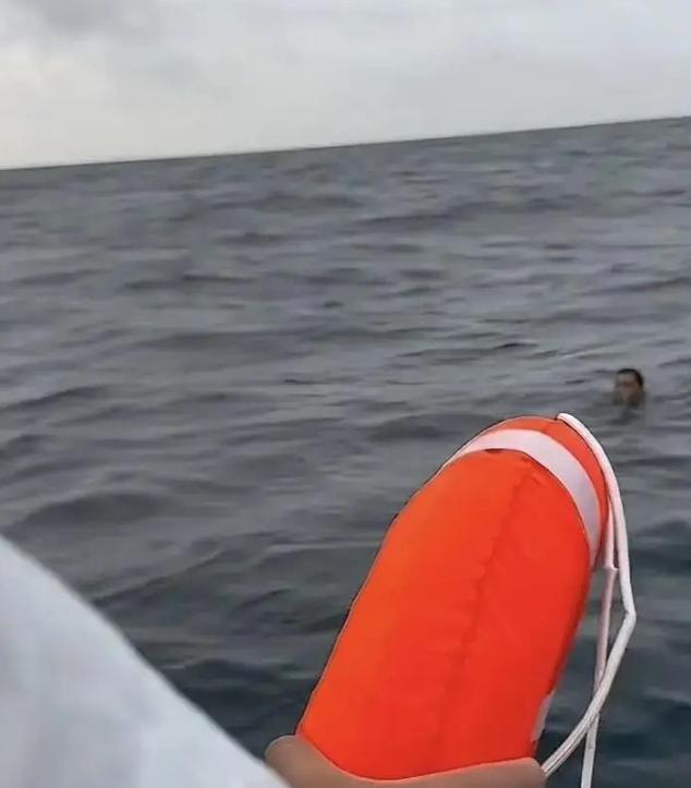 4月15日，广东阳江的海面上，上演了一场足以载入生存手册的“绝地求生”。
谁敢相