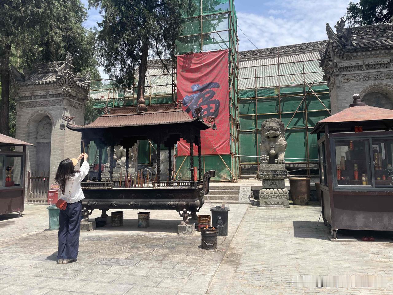 昨天休假，和媳妇一起去了趟长安区的兴教寺。去了之后才发现兴教寺在维护翻新，正门进