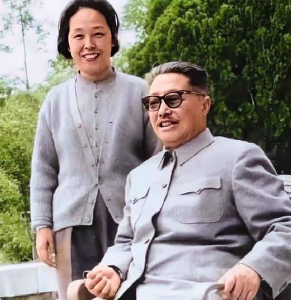 1969年，病重的贺龙，大便一直解不出来，痛苦不堪。这时，薛明就将肥皂水含在嘴里