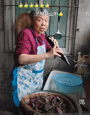 起码这老太太是会音乐的，你看那架势。