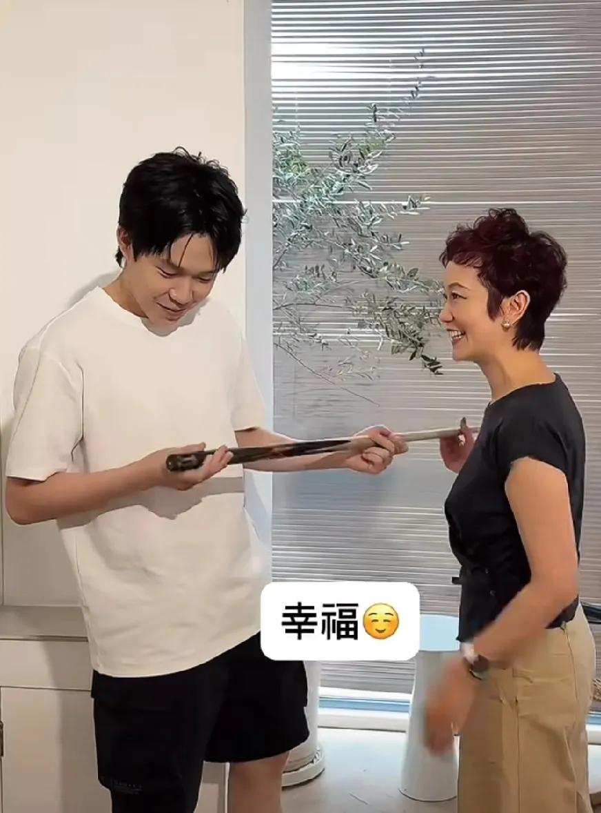楚钦拿到了偶像奥沙利文给的亲签球杆，
当拿到球杆的那一刻，
王楚钦笑的是真的开心
