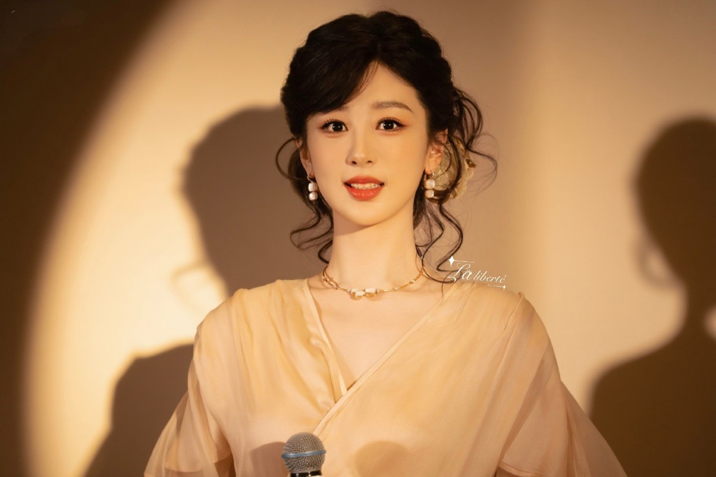 杨紫董竹君yz杨紫玉兰花开君再来心无旁骛地感受世界，自我完整而丰富，生活才更简单