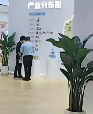 董宇辉已经抵达明天直播现场
期待明天下午破万卷
宇辉同行必有所获欢乐开怀@董宇辉