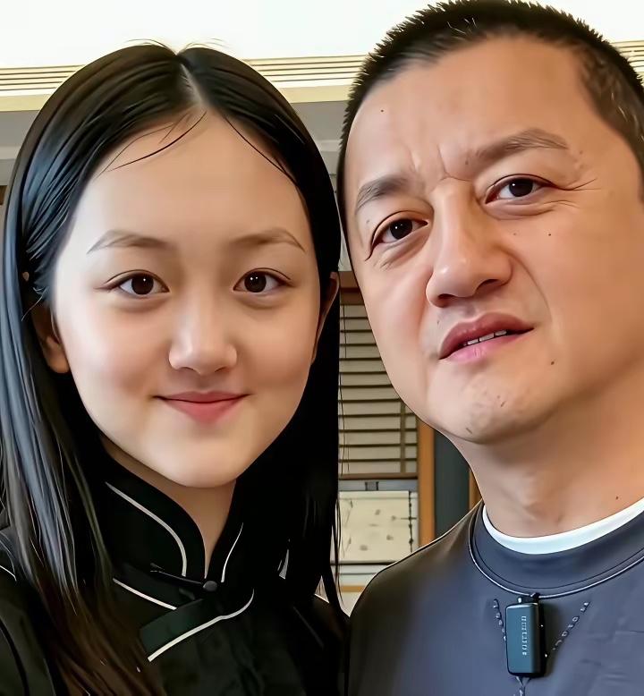 5月2日网友在香港酒店偶遇李亚鹏父女，

李亚鹏灰T黑裤戴鸭舌帽，

李嫣牛仔外