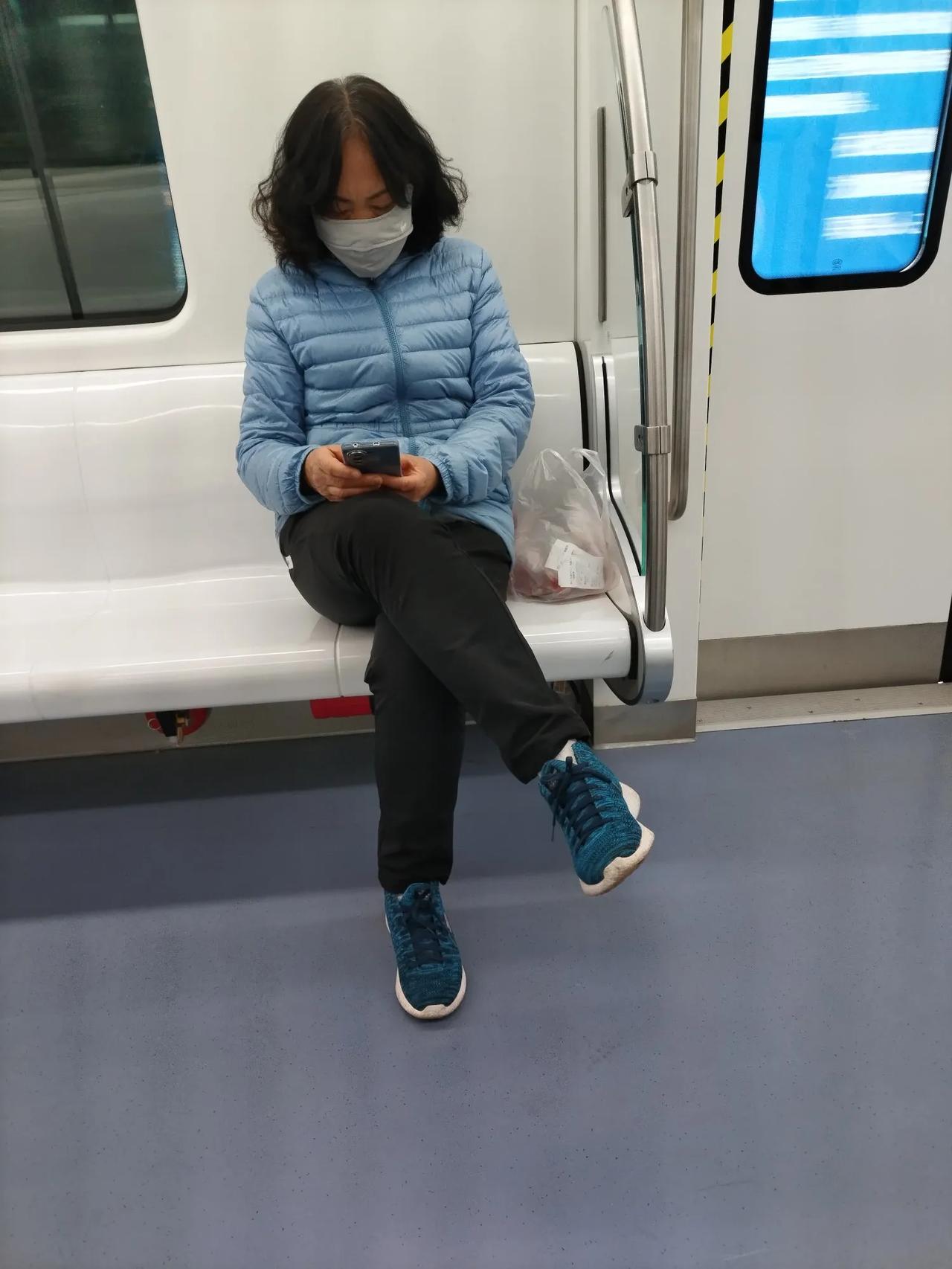 现在的年轻人不知道怎么回事，白头发啊，都这么多呢。

今天坐地铁。发现对面坐着的