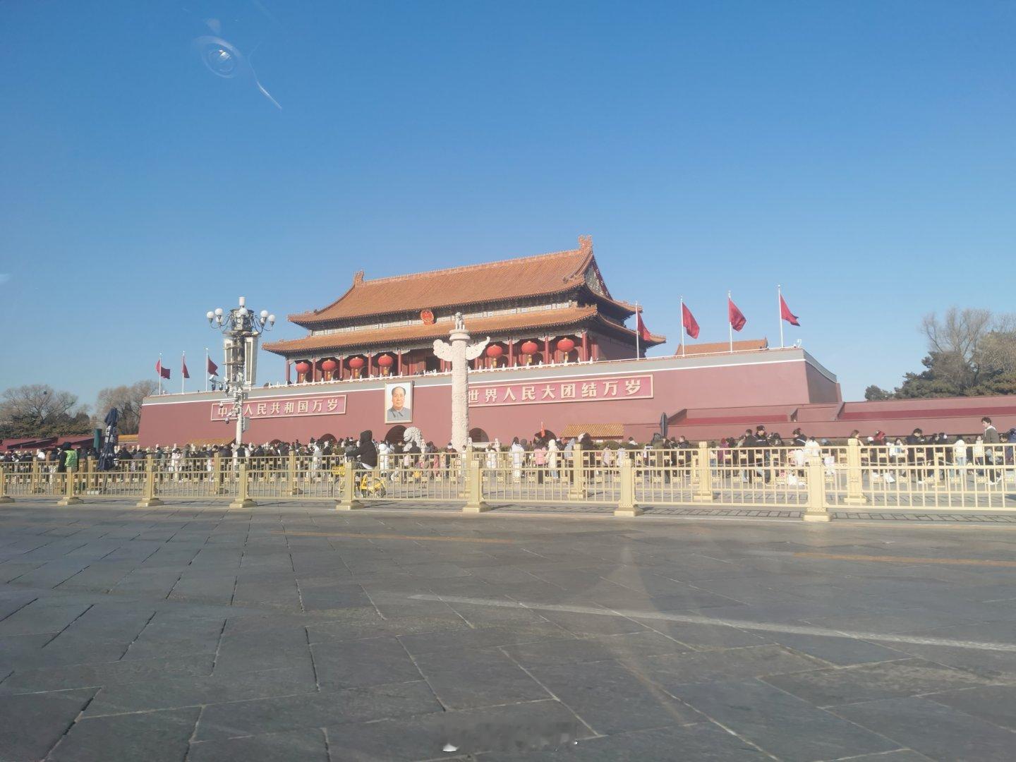 又见教员。每次经过这儿，都得拍一张。 北京·天安门广场