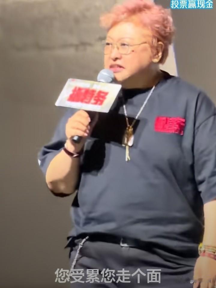 韩红这次算是捅了马蜂窝。
其实去给电影《抓特务》站台很正常，都在一个圈里混，互相