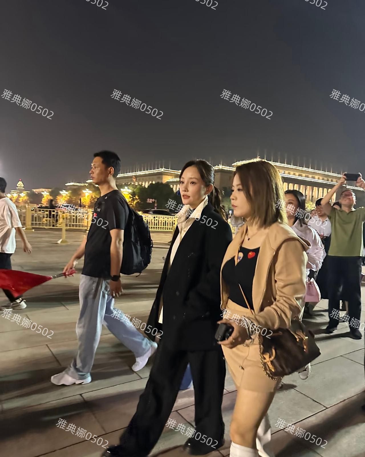 天安门广场偶遇甜馨妈，一直走少女路线的她真人也老了不少，第一眼认成了《甄嬛传》里