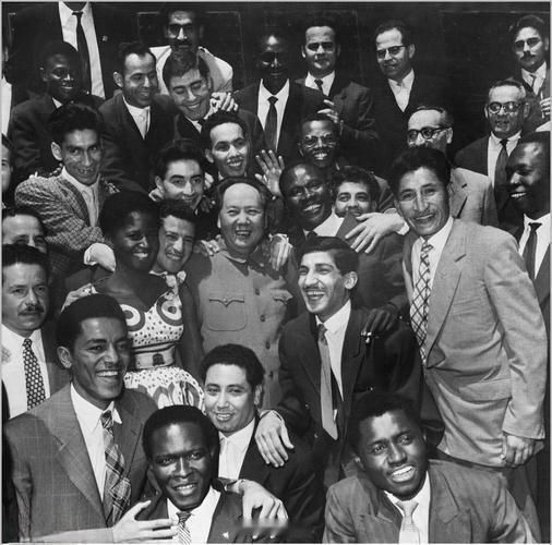 莫桑比克总统查波于前日抵华访问，昨日专程前往韶山朝圣。他向毛主席铜像敬献花篮，并