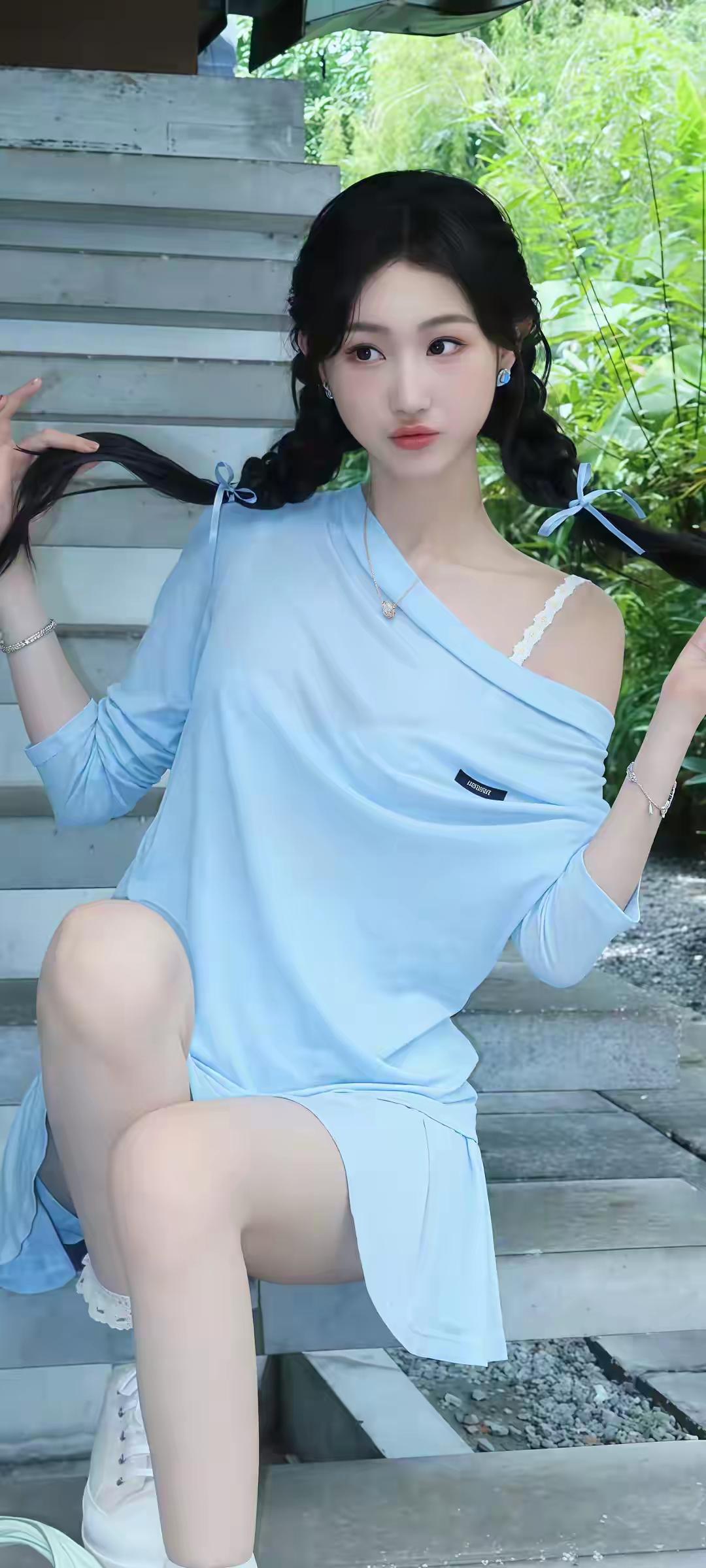 《命运之树》

那轻飘飘的衣裙
那娇滴滴的模样
似乎是青春的专利
然而一眨眼
就