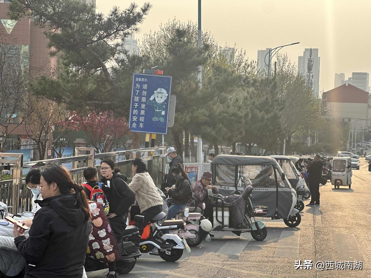 三月的最后一天，家长们早早等在兰山区金雀山小学门口等待接孩子放学。离清明小长假还