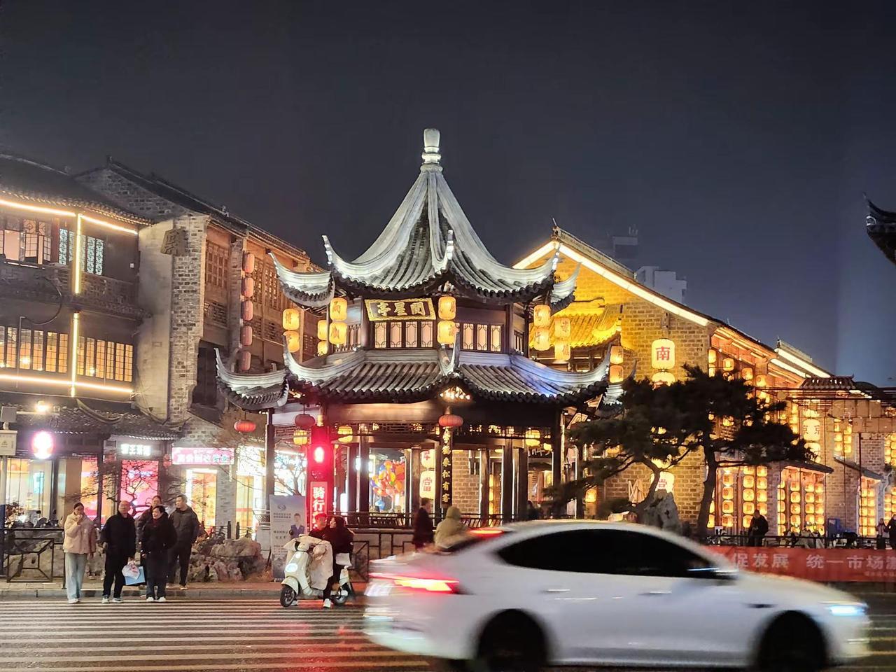 夜落溧水，通济街的浪漫准时赴约。