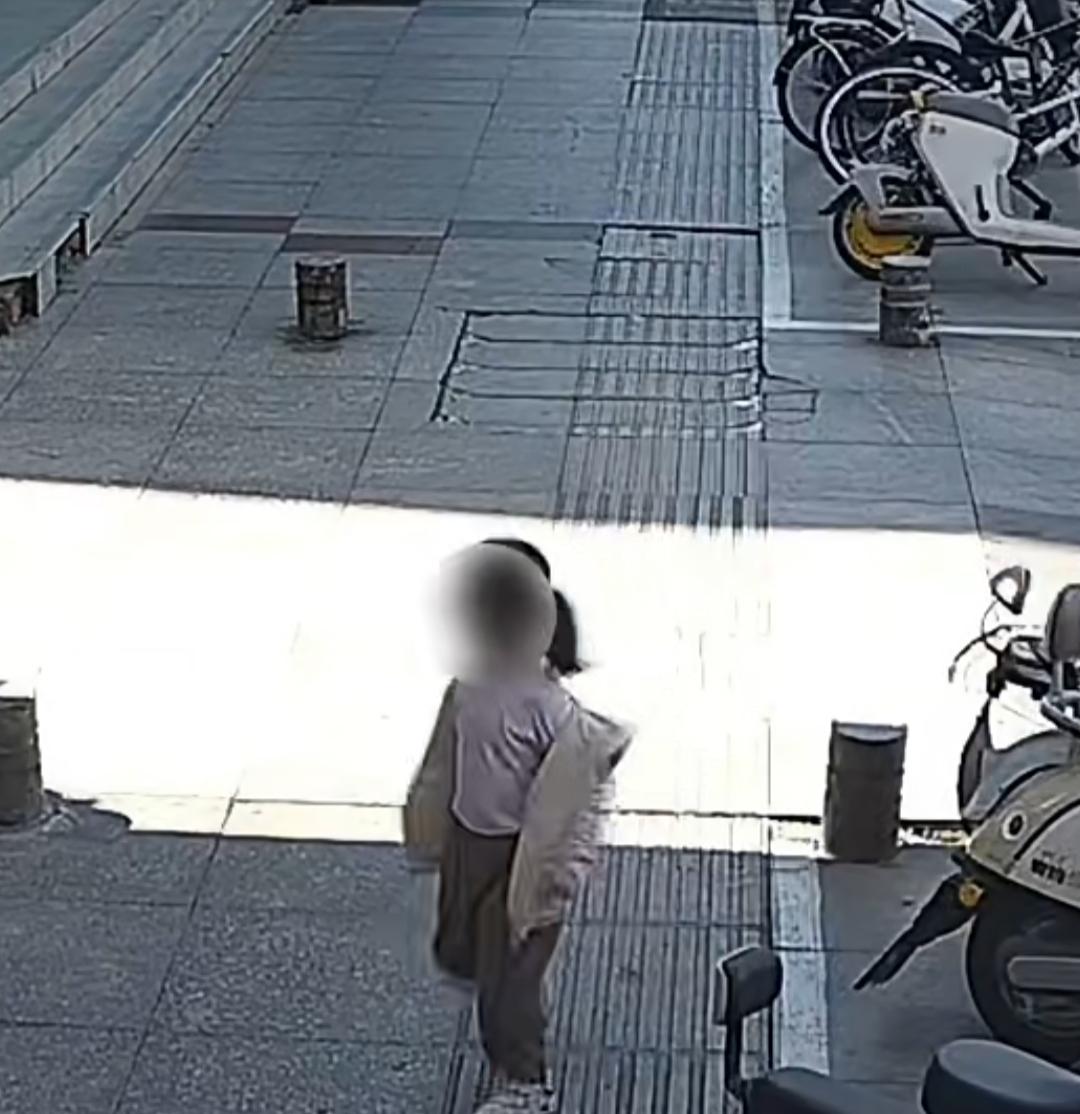 6岁女童与家人走散，独自步行3.3公里，民警火速寻回
 
近日，江苏镇江丹阳发生