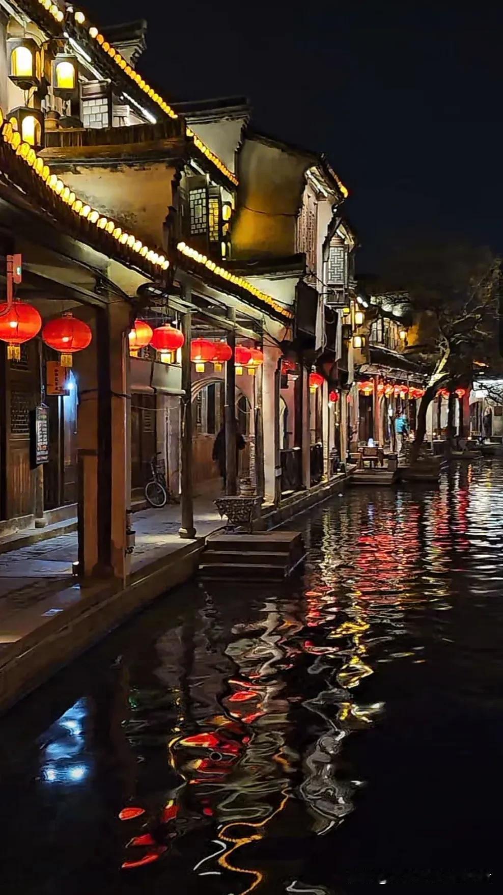 夜游江南水乡，红灯笼点亮千年情调夜晚的水乡风景 古镇的夜色很美