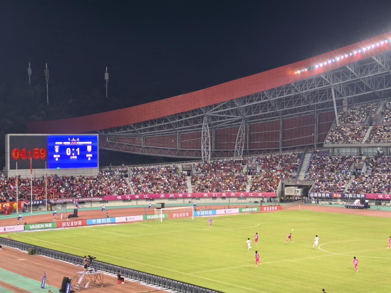 今天请让我为镇江打call！
   好不容易中了一次苏超门票，我们开车从泰州来到